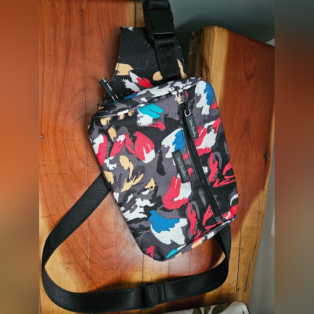 Vera Bradley crossbody fanny pack belt bag, has a flaw on the rubber zipper pull